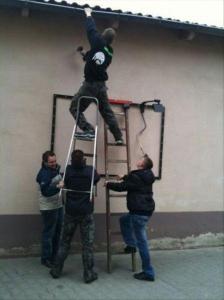men-holding-ladder-funny-pictures